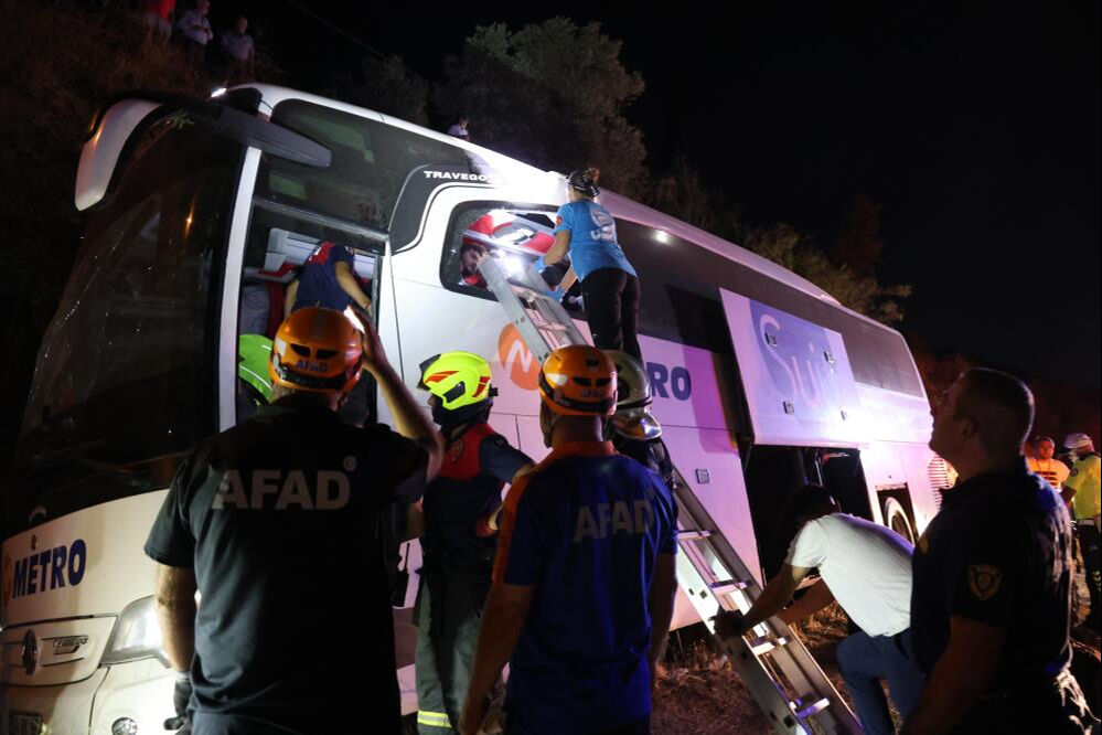 Feci kaza! Yayaya çarpan yolcu otobüsü devrildi, ölü ve yaralılar var - 1. Resim