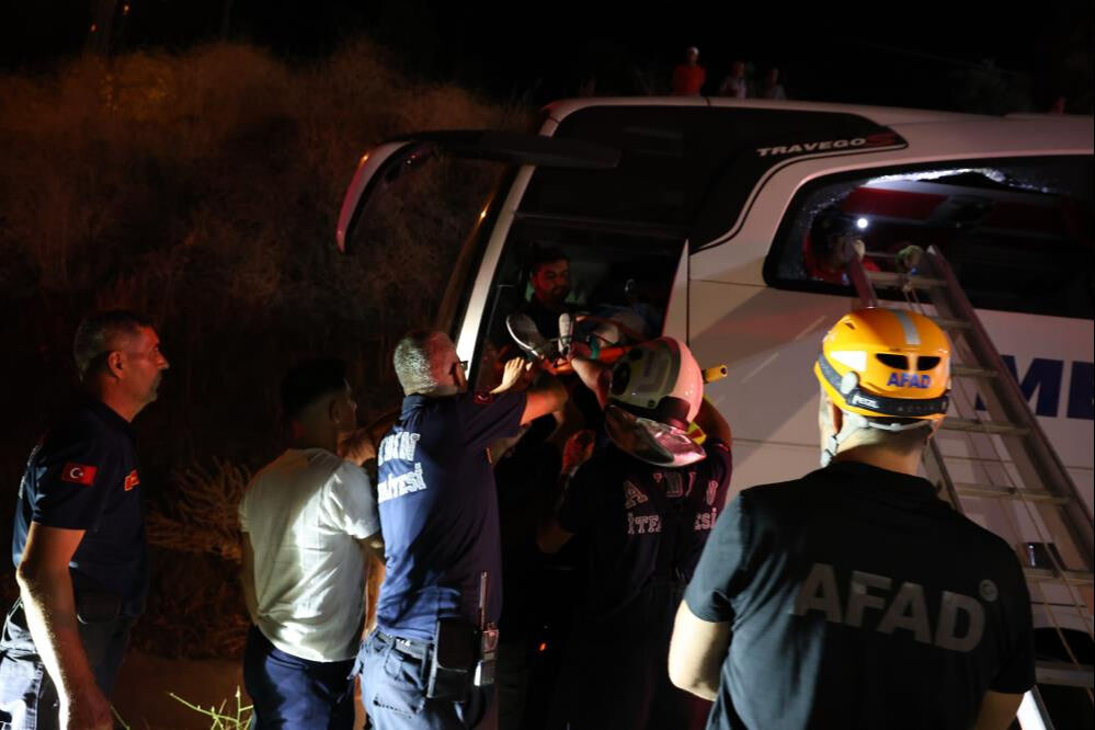 Feci kaza! Yayaya çarpan yolcu otobüsü devrildi, ölü ve yaralılar var - 4. Resim