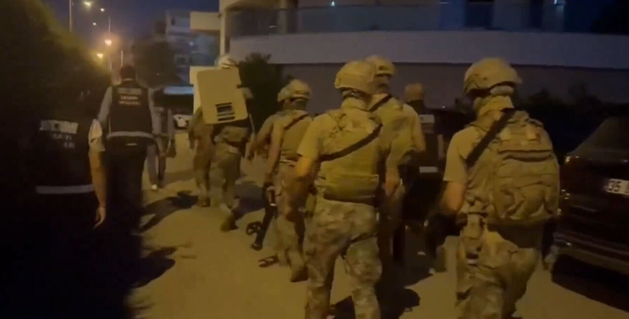 Firari çete lideri Adnan Üstün'ün örgütüne İzmir'de operasyon! Firari çete lideri Adnan Üstün'ün örgütüne İzmir'de operasyon! - 1. Resim