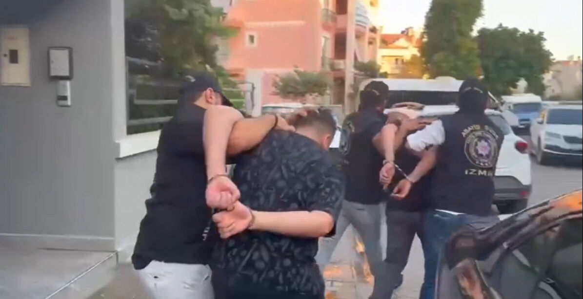Firari çete lideri Adnan Üstün'ün örgütüne İzmir'de operasyon! Firari çete lideri Adnan Üstün'ün örgütüne İzmir'de operasyon! - 2. Resim