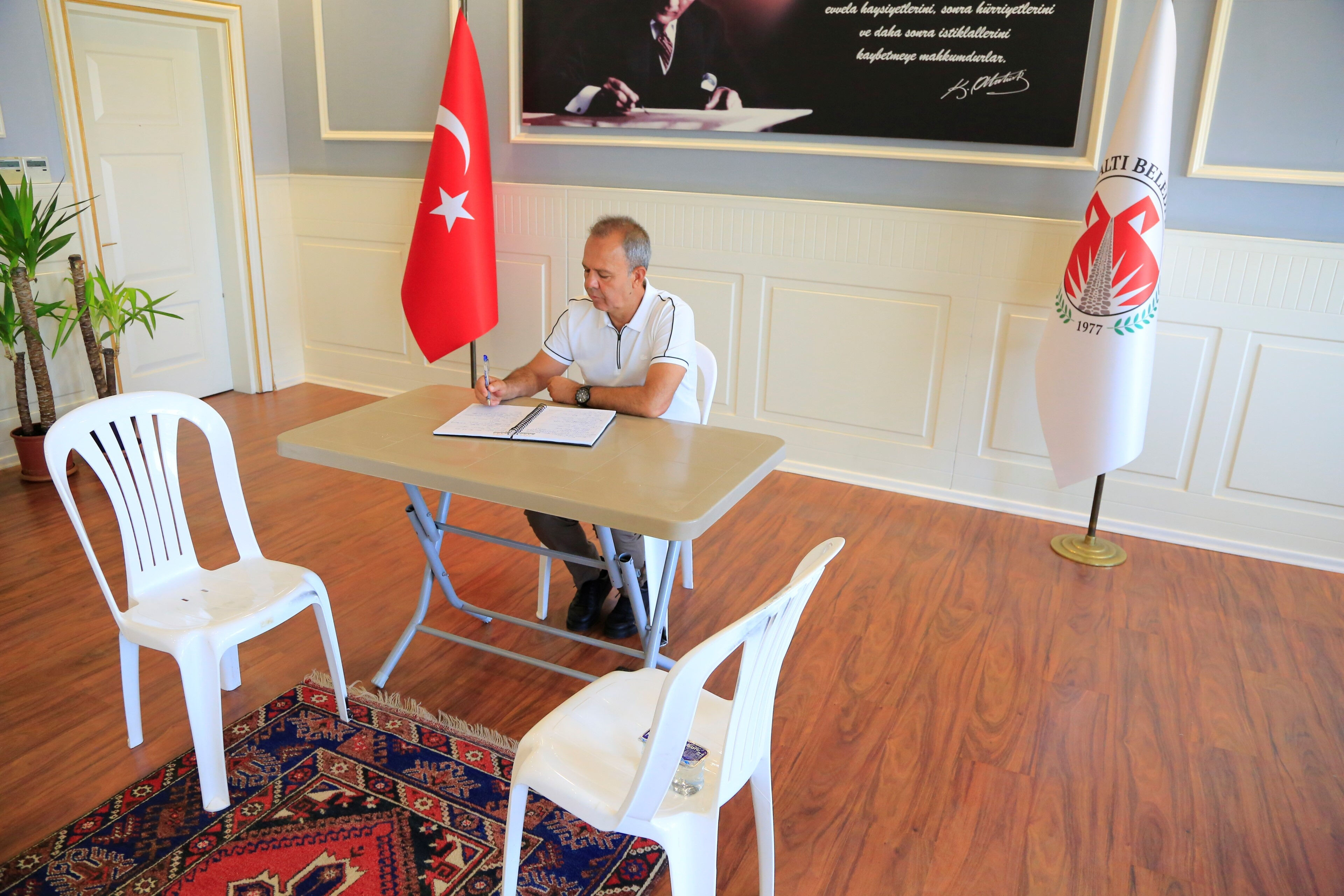 Makam odasına haciz gelen CHP'li belediye başkanı plastik sandalye ve masada çalışıyor - 1. Resim