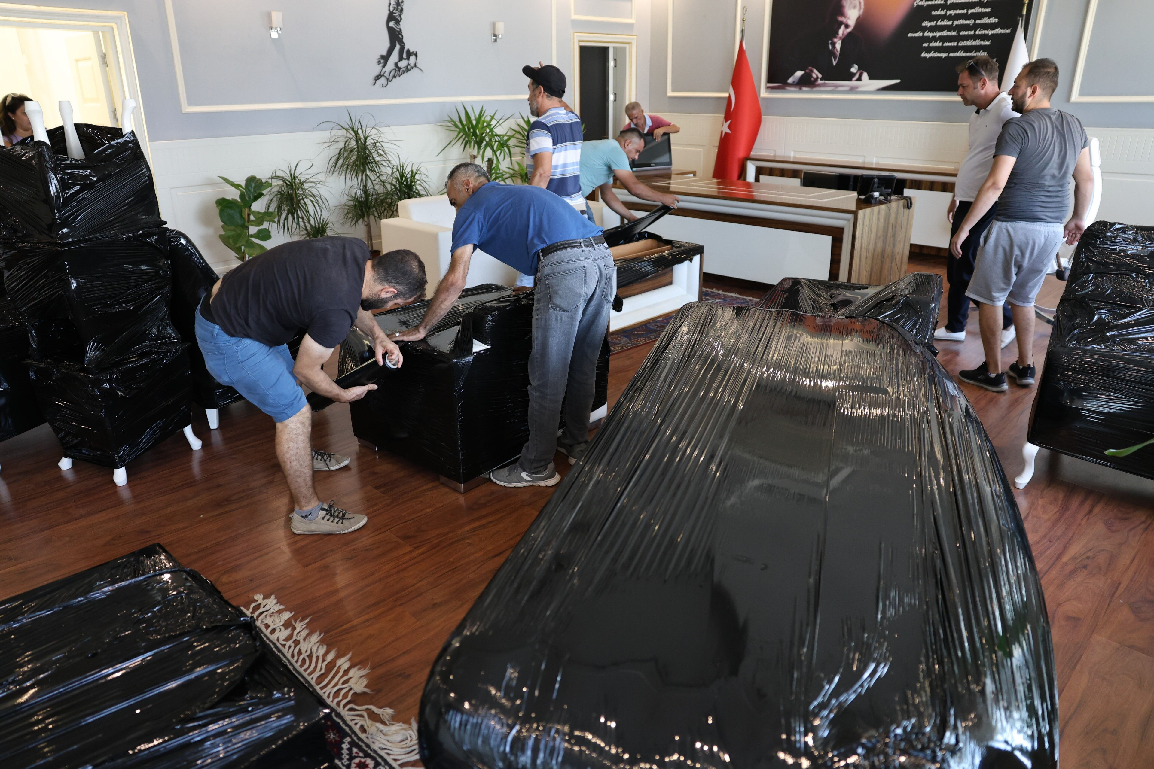 Makam odasına haciz gelen CHP'li belediye başkanı plastik sandalye ve masada çalışıyor - 3. Resim