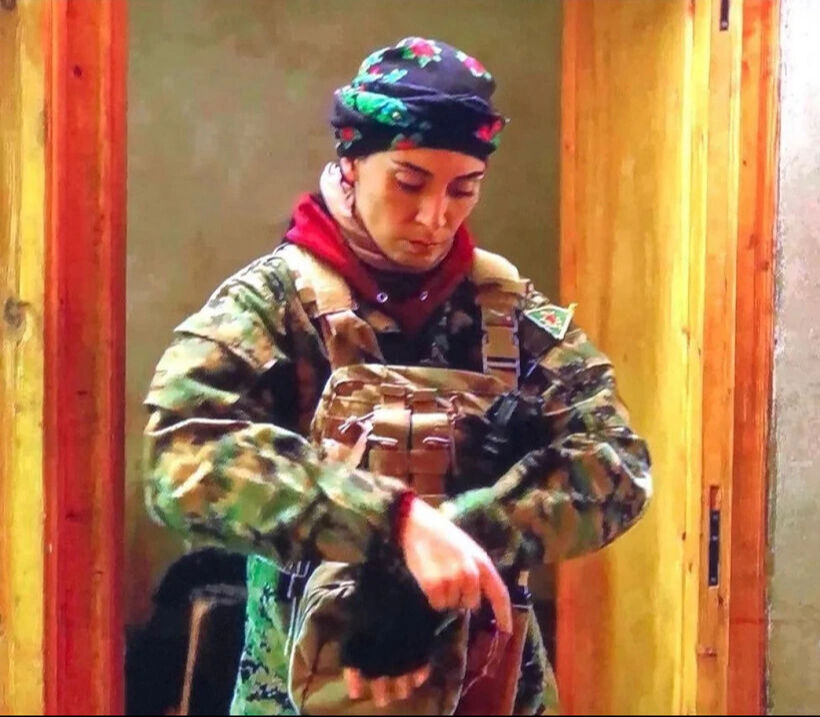 Melisa Sözen YPJ'li teröristi canlandırmıştı! Erdal Beşikçioğlu’nun beraber çekilmiş pozuna tepki yağdı - 3. Resim