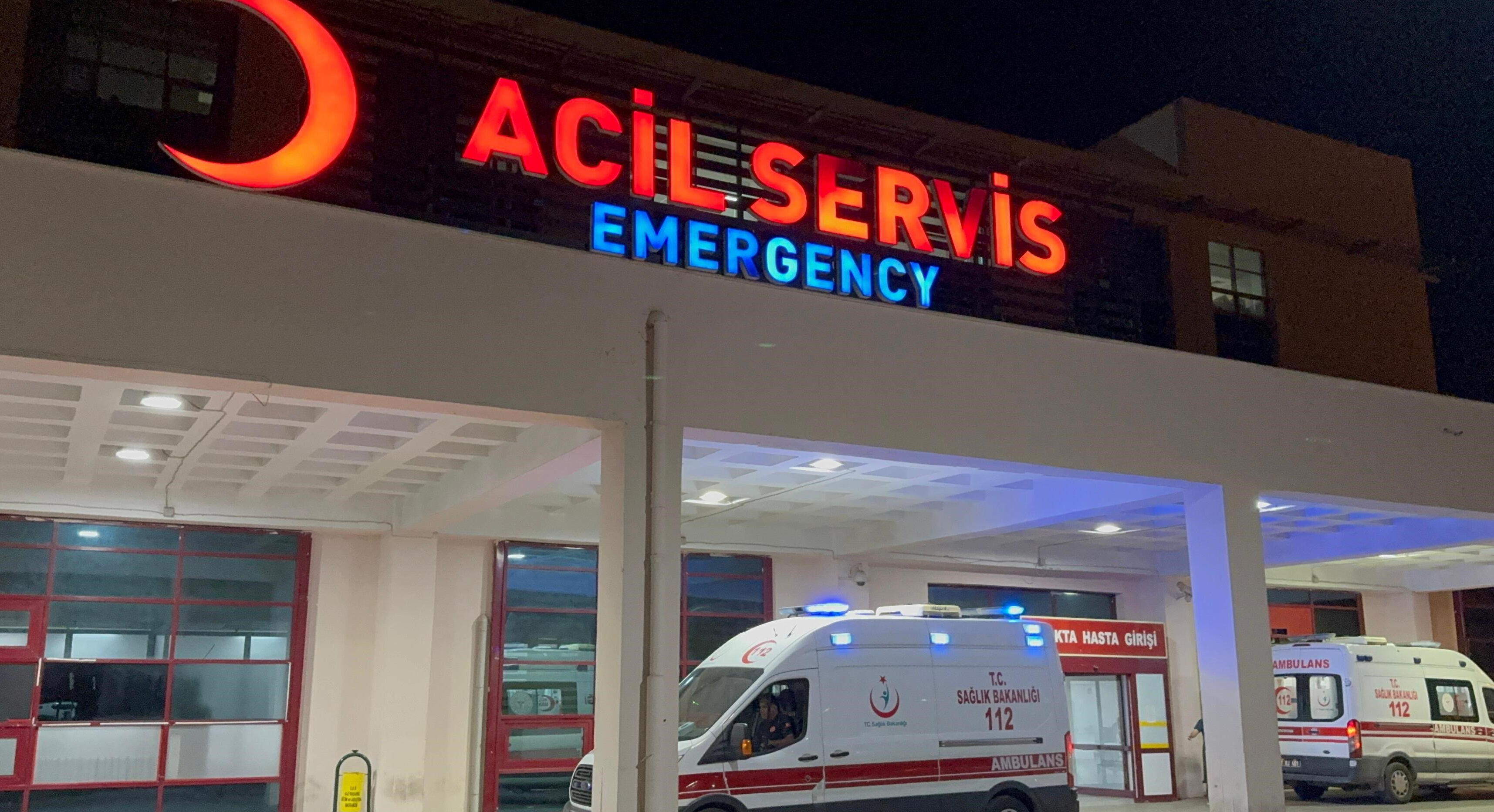 Sokakta çıkan kavga hastane bahçesinde devam etti! Pala ve bıçaklarla saldırdılar - 1. Resim