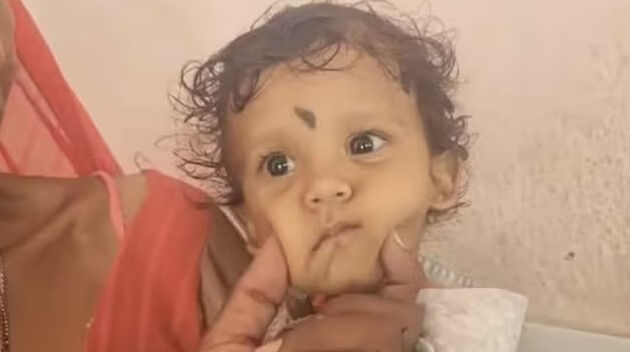 Ülke bu bebeği konuşuyor! Oyuncak sandığı yılanı ısırarak öldürdü - 1. Resim