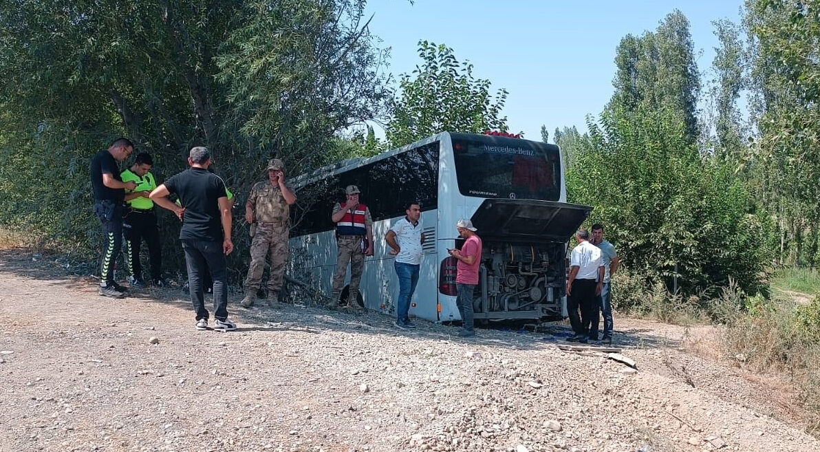 Yolcu otobüsü kaza yaptı! Yaralılar var - 1. Resim