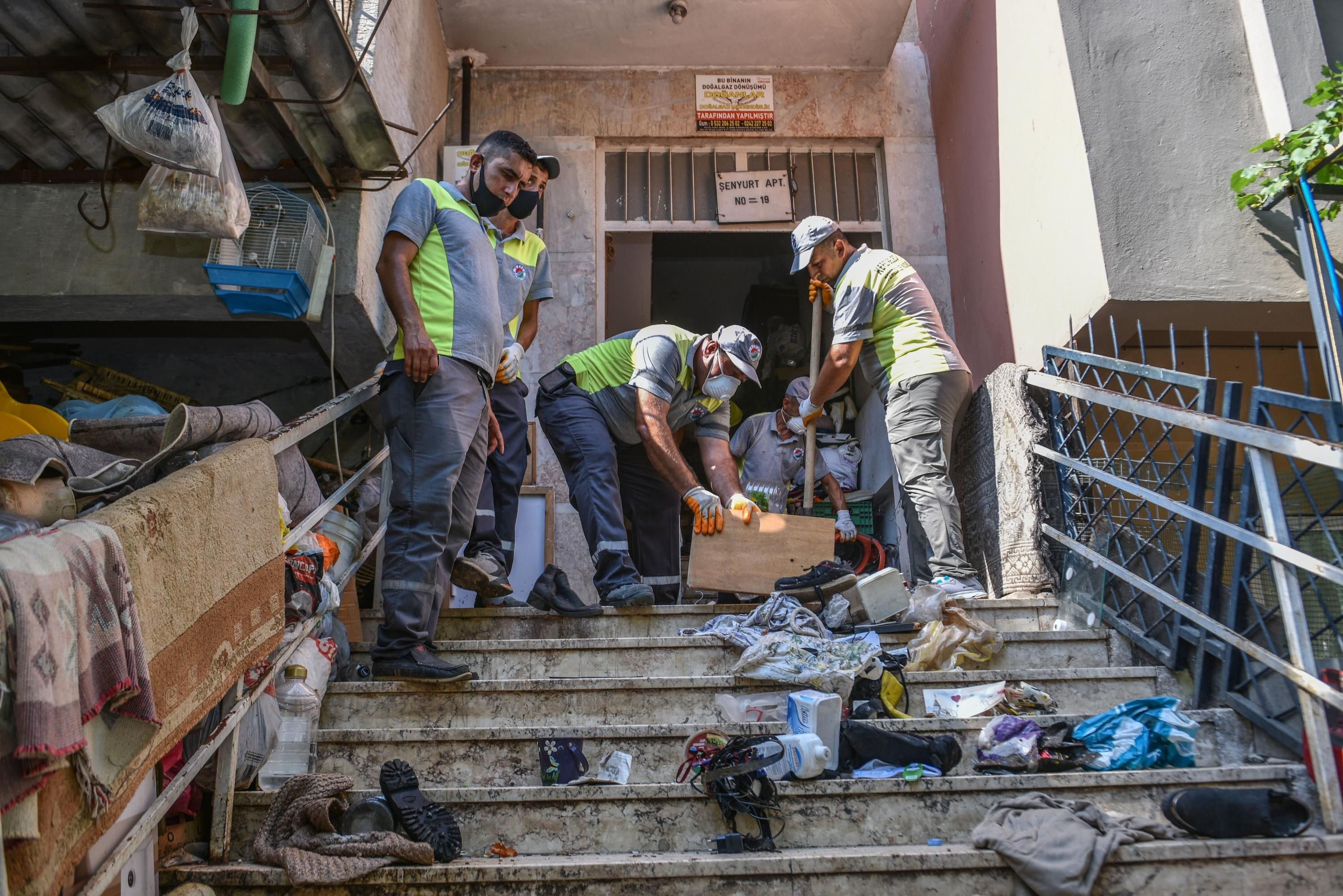 Antalya'da 4 katlı apartmandan 6 kamyon çöp çıktı! Görenler gözlerine inanamadı - 1. Resim