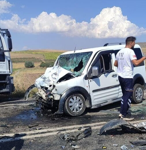 Araçlar kafa kafaya çarpıştı: 9 yaralı - 1. Resim