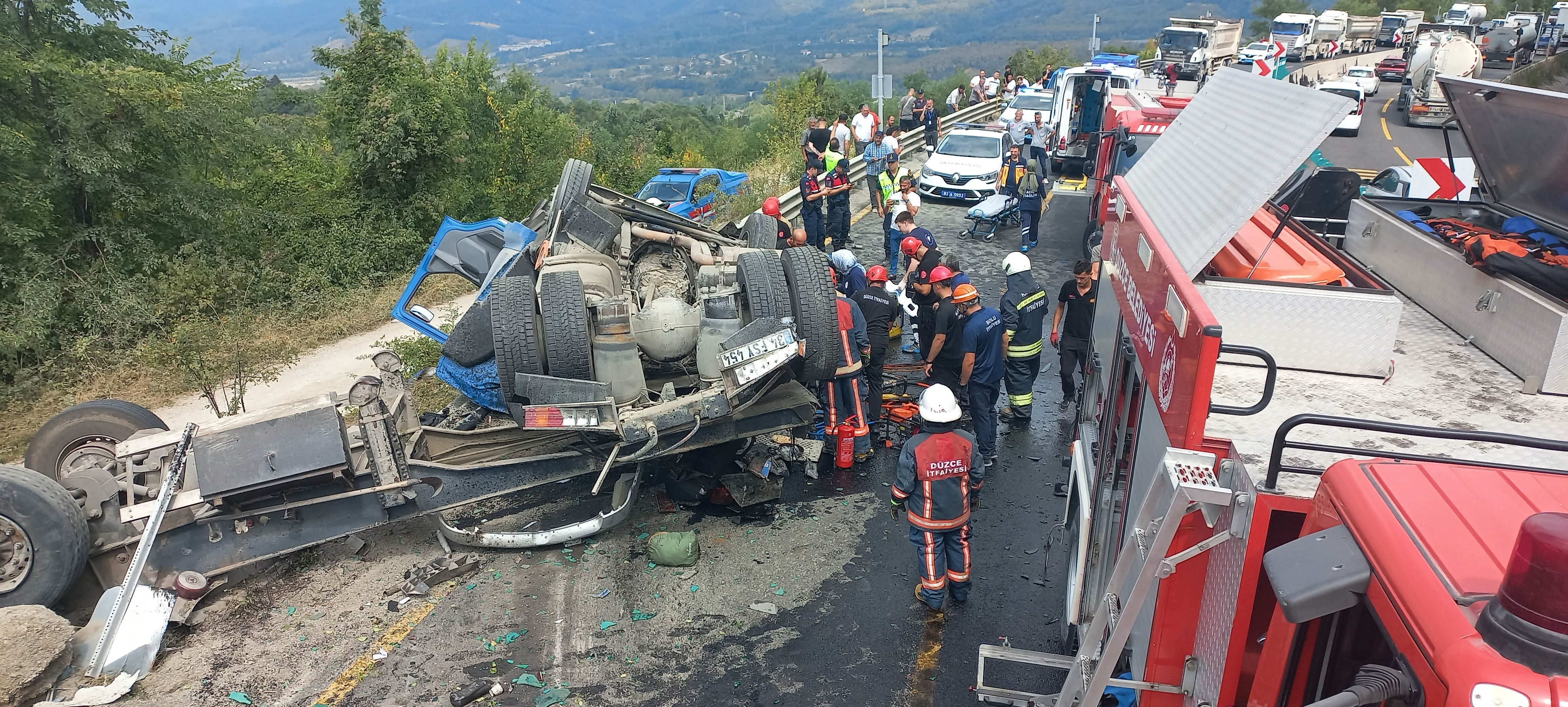 Bolu Dağı'nda bir haftada ikinci feci kaza! Tır bariyeri aştı, otomobil kağıt gibi ezildi, ölü ve yaralılar var - 2. Resim