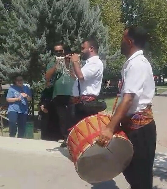 Direksiyon sınavını geçen eşine yaptığı sürpriz, herkesi hayrete düşürdü - 2. Resim