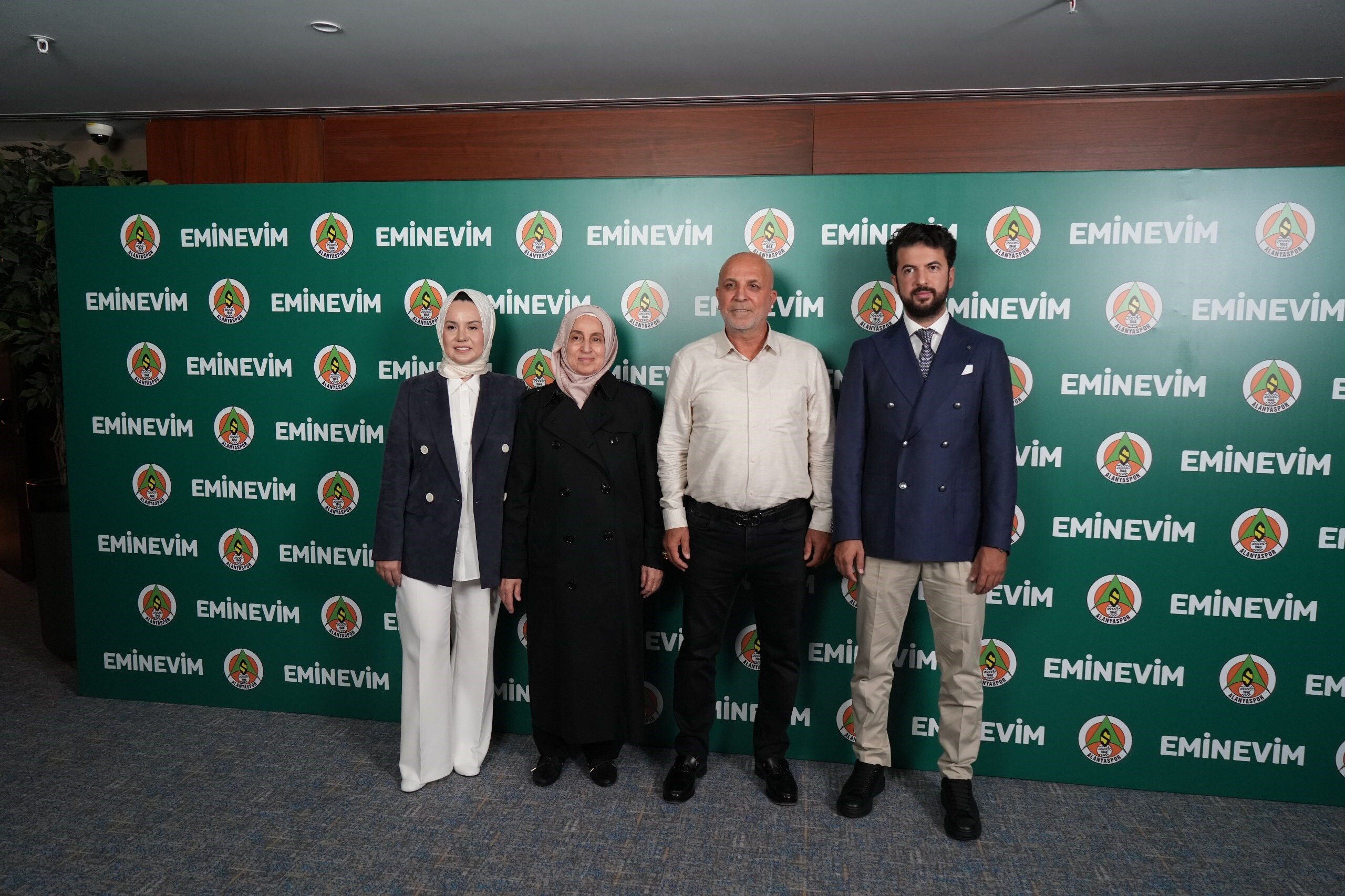 Eminevim, Alanyaspor'un forma sırt sponsoru oldu - 1. Resim