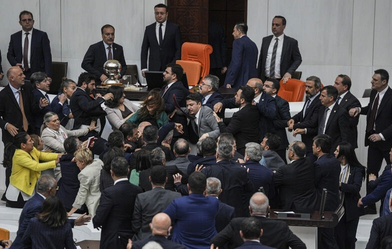 İlk oturumda yumruklar havada uçuşmuştu! CHP'den bir olağanüstü toplantı çağrısı daha İlk oturumda yumruklar hava uçuşmuştu! CHP'den bir olağanüstü toplantı çağrısı daha - 1. Resim