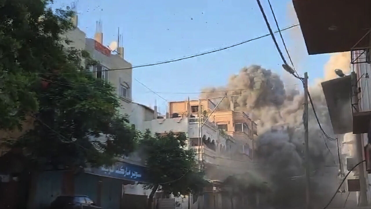 İsrail ateşkes değil, katliam istiyor! Gazze'de sivillere ait binayı vurdu, yaralıların çıkarılmasını engelledi - 1. Resim