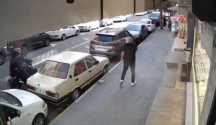 İstanbul'da motosikletli saldırganlar dehşet saçtı! Kuyumcu ve telefoncuya kurşun yağdırdılar İstanbul'da motosikletli saldırganlar dehşet saçtı! Kuyumcu ve telefoncuya kurşun yağdırdılar - 1. Resim