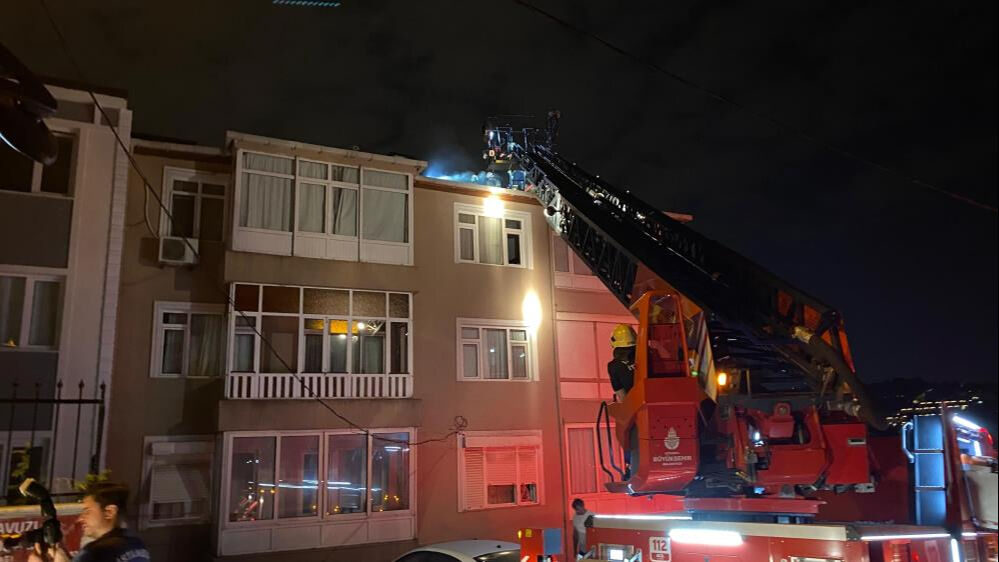 İstanbul'da yangın paniği! 4 katlı binada gece yarısı yandı - 1. Resim