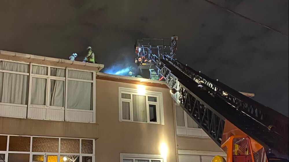 İstanbul'da yangın paniği! 4 katlı binada gece yarısı yandı - 2. Resim