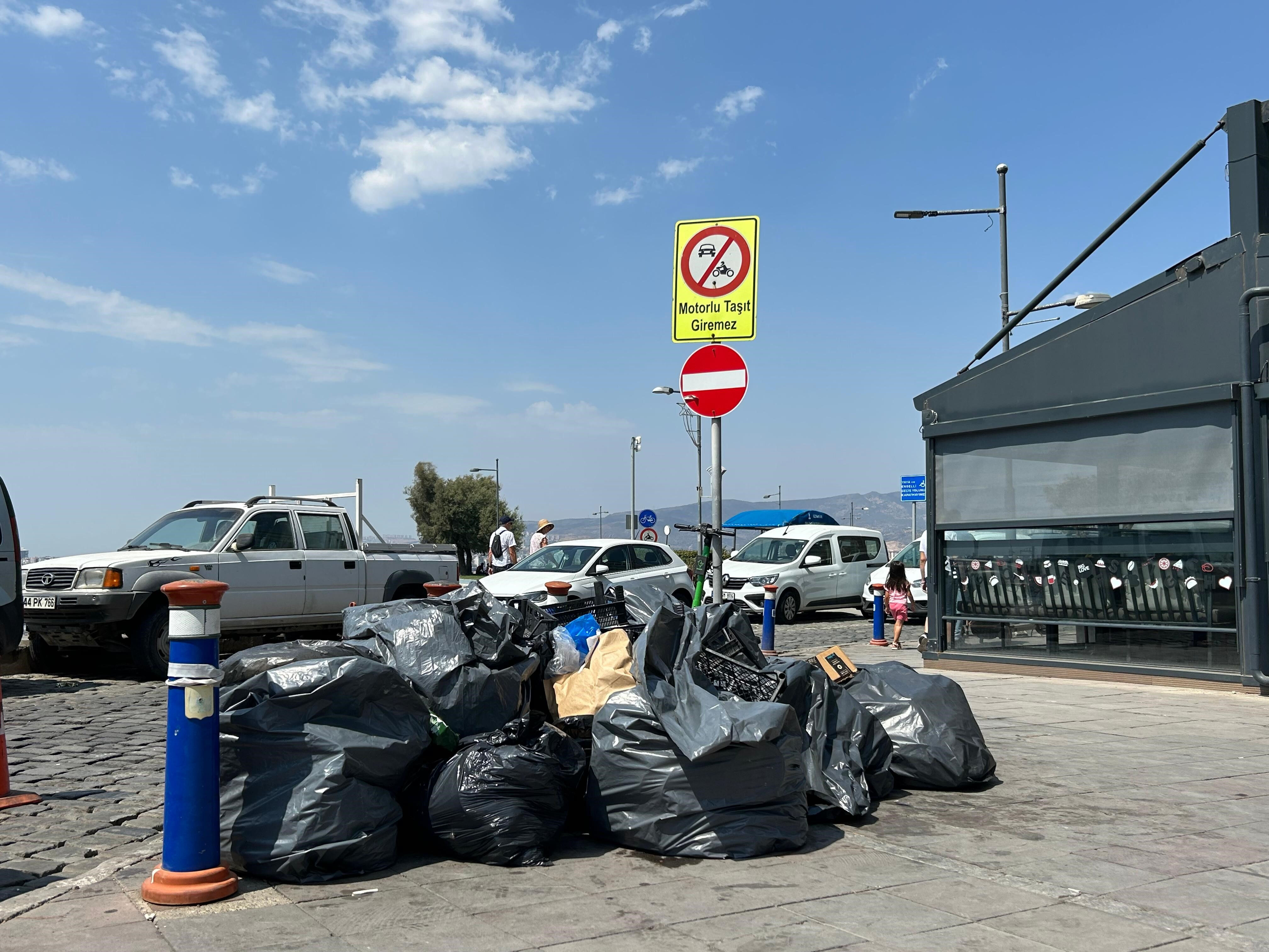 İzmir Büyükşehir Belediyesi'nde kriz! İşçiler iş bıraktı, sokaklar çöplüğe döndü İzmir Büyükşehir Belediyesi'nde kriz! İşçiler iş bıraktı, sokaklar çöplüğe döndü - 1. Resim