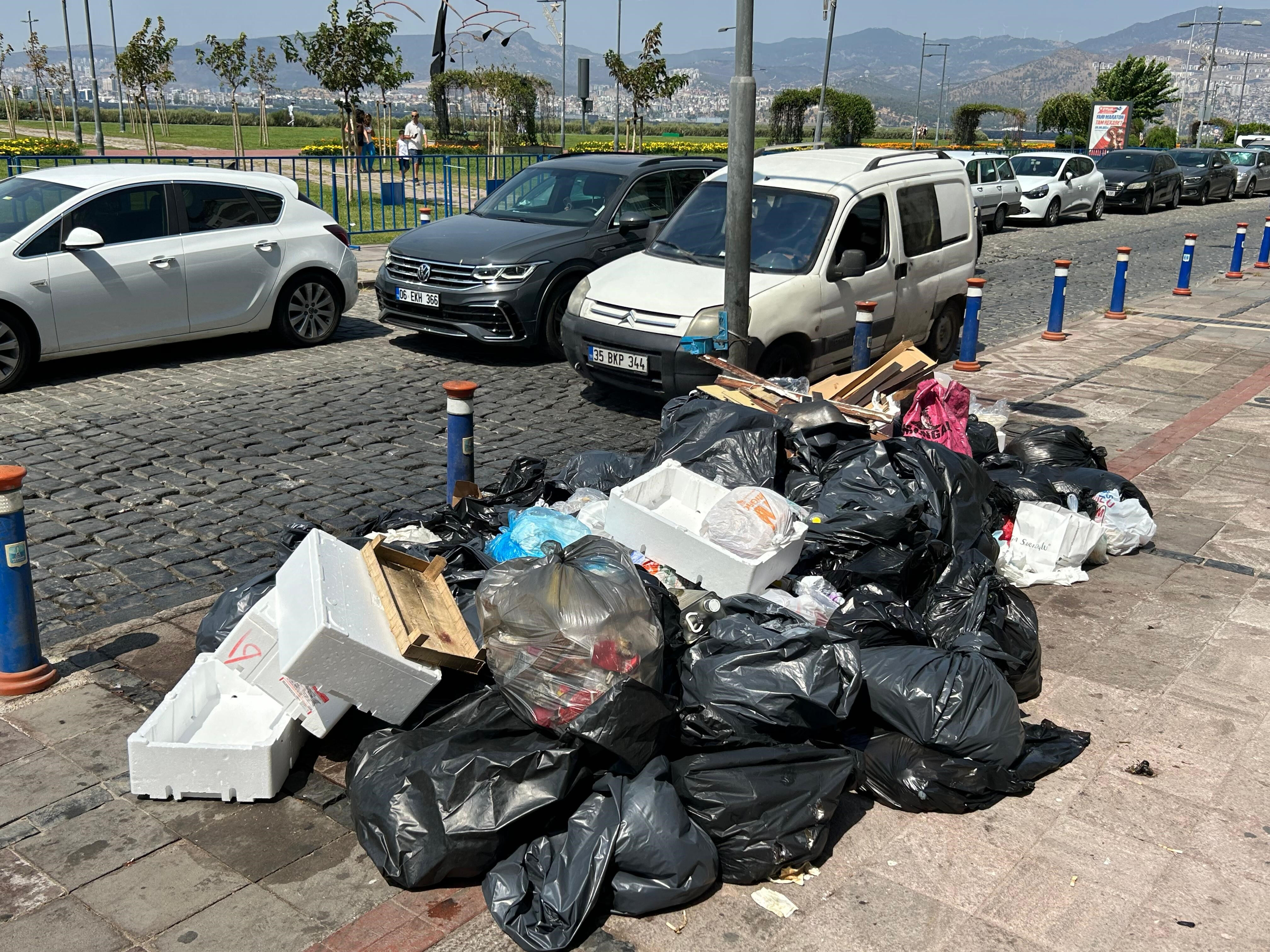 İzmir Büyükşehir Belediyesi'nde kriz! İşçiler iş bıraktı, sokaklar çöplüğe döndü İzmir Büyükşehir Belediyesi'nde kriz! İşçiler iş bıraktı, sokaklar çöplüğe döndü - 3. Resim