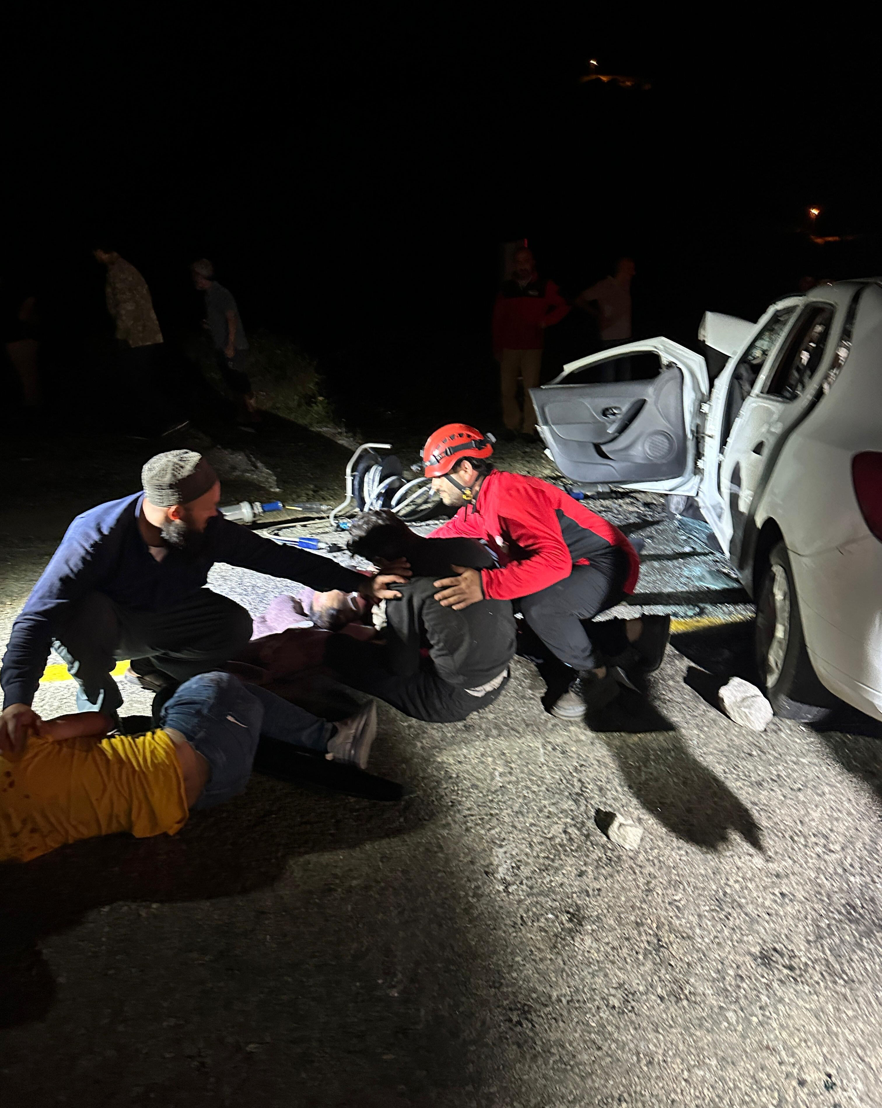 Rize'de can pazarı! İki otomobil &ccedil;arpıştı, &ouml;l&uuml; ve yaralılar var - 4. Resim