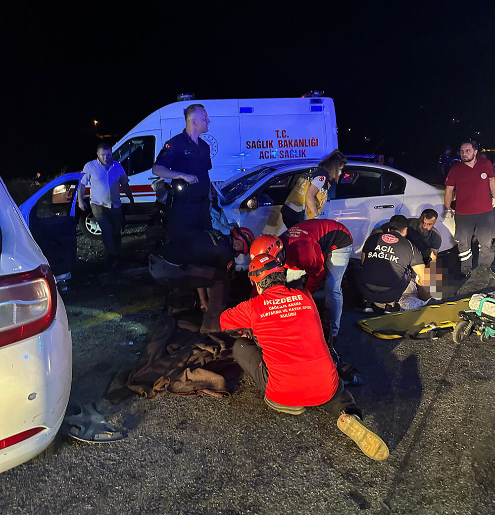 Rize'de can pazarı! İki otomobil &ccedil;arpıştı, &ouml;l&uuml; ve yaralılar var - 1. Resim