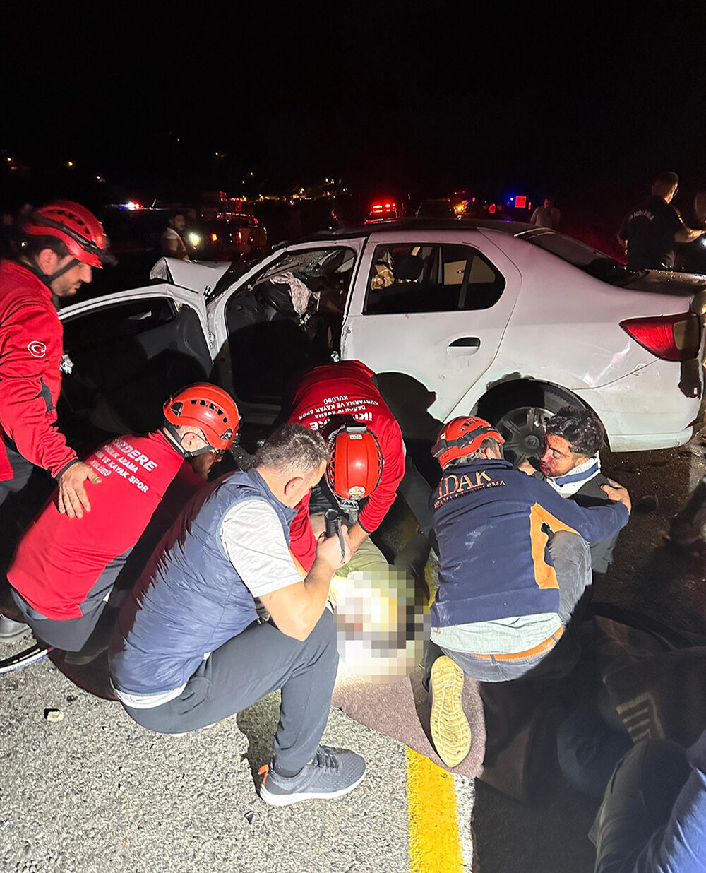 Rize'de can pazarı! İki otomobil &ccedil;arpıştı, &ouml;l&uuml; ve yaralılar var - 2. Resim