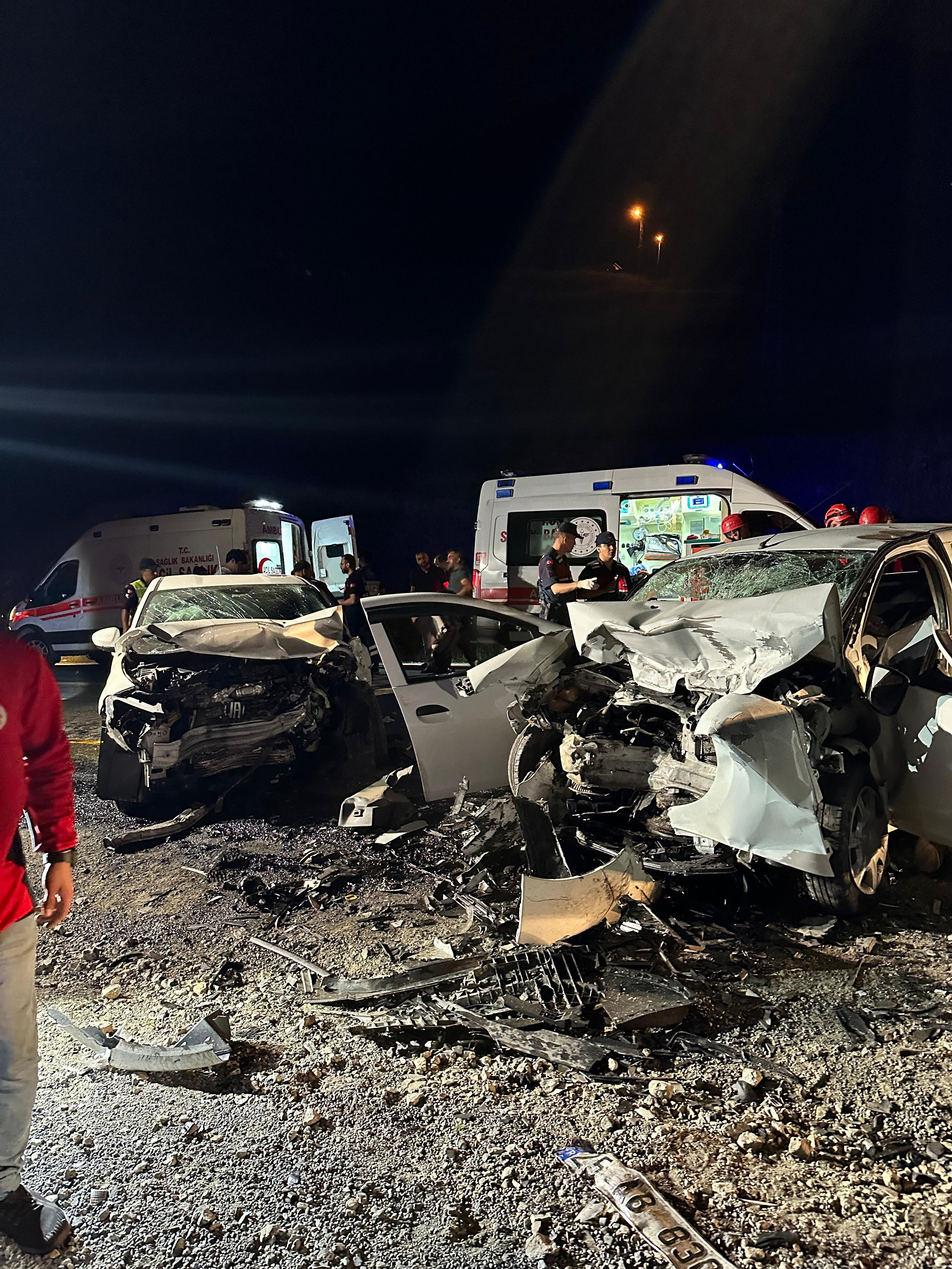 Rize'de can pazarı! İki otomobil &ccedil;arpıştı, &ouml;l&uuml; ve yaralılar var - 5. Resim