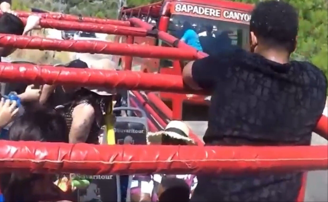 Antalya'da facia! Şoför direksiyonu bırakıp su savaşına katıldı, otobüs kaza yaptı Antalya'da facia! Şoför direksiyonu bırakıp su savaşına katıldı, otobüs kaza yaptı - 1. Resim