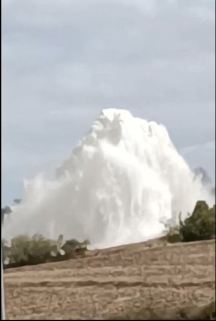 Baraj borusu patladı ortaya 'su dağı' çıktı! Karayolu trafiğe kapatıldı - 1. Resim