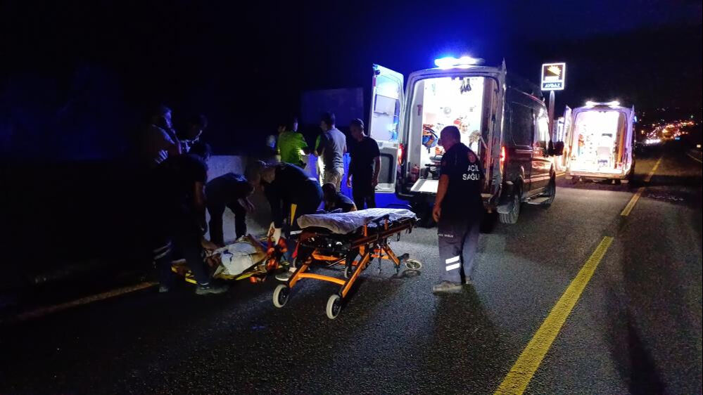 Bolu Dağı'nda 3 araç birbirine girdi, çok sayıda yaralı var! - 1. Resim