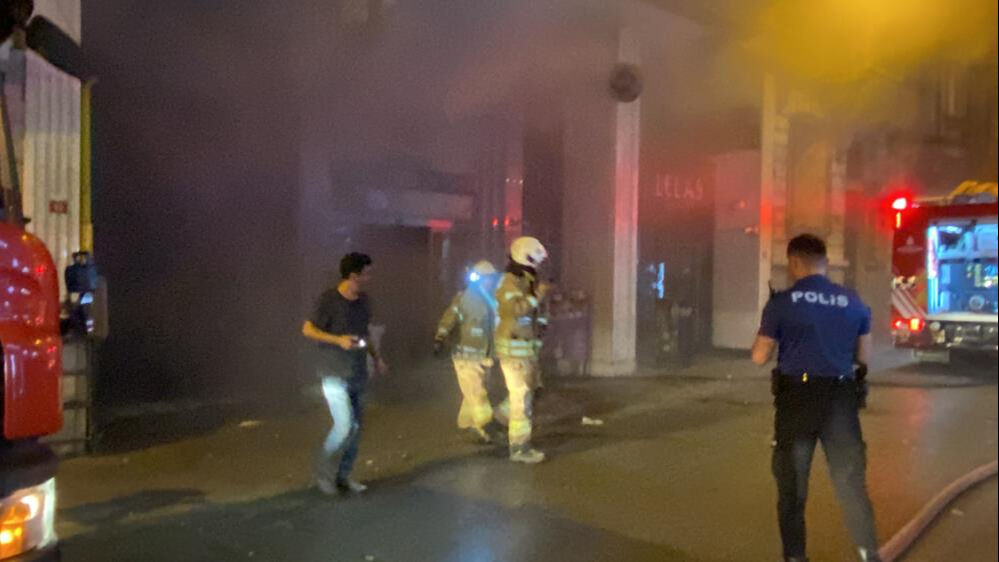 İstanbul'da 9 katlı bir otelde yangın çıktı! İnsanlar tahliye edildi - 2. Resim