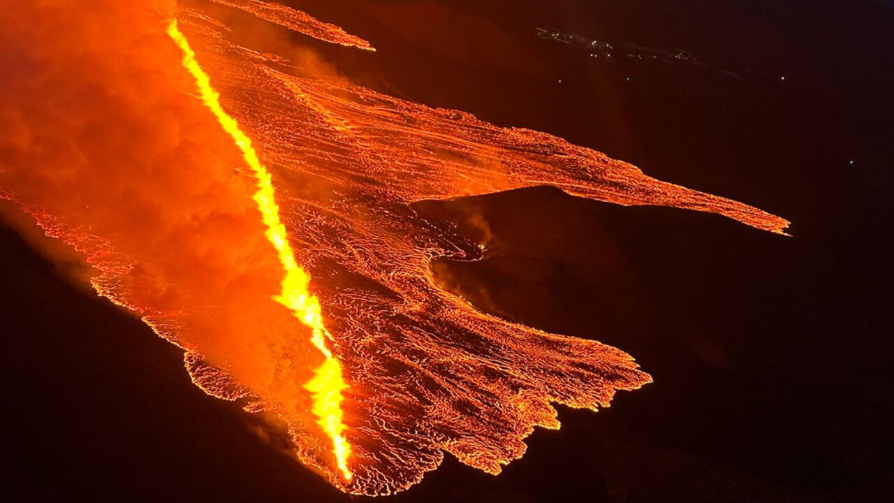 İzlanda'da inanılmaz görüntüler! Reykjanes Yarımadası'ndaki yanardağ patladı - 2. Resim