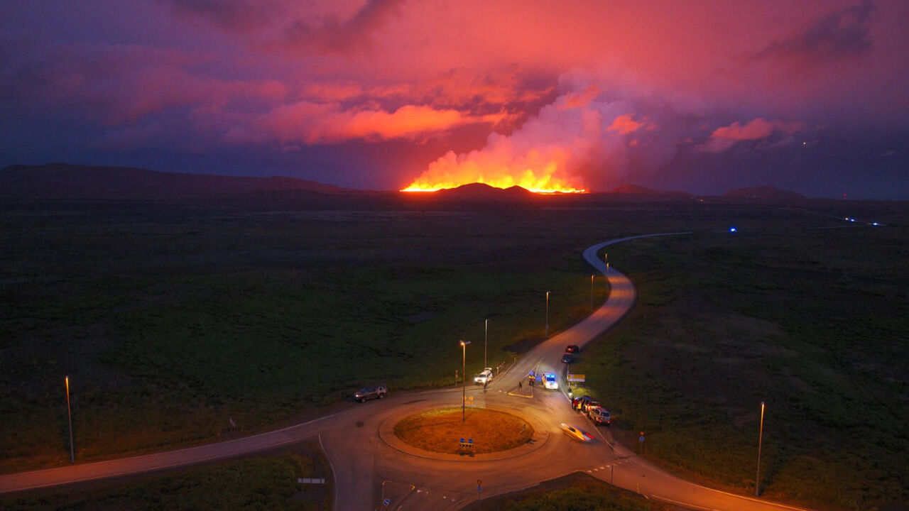 İzlanda'da inanılmaz görüntüler! Reykjanes Yarımadası'ndaki yanardağ patladı - 1. Resim