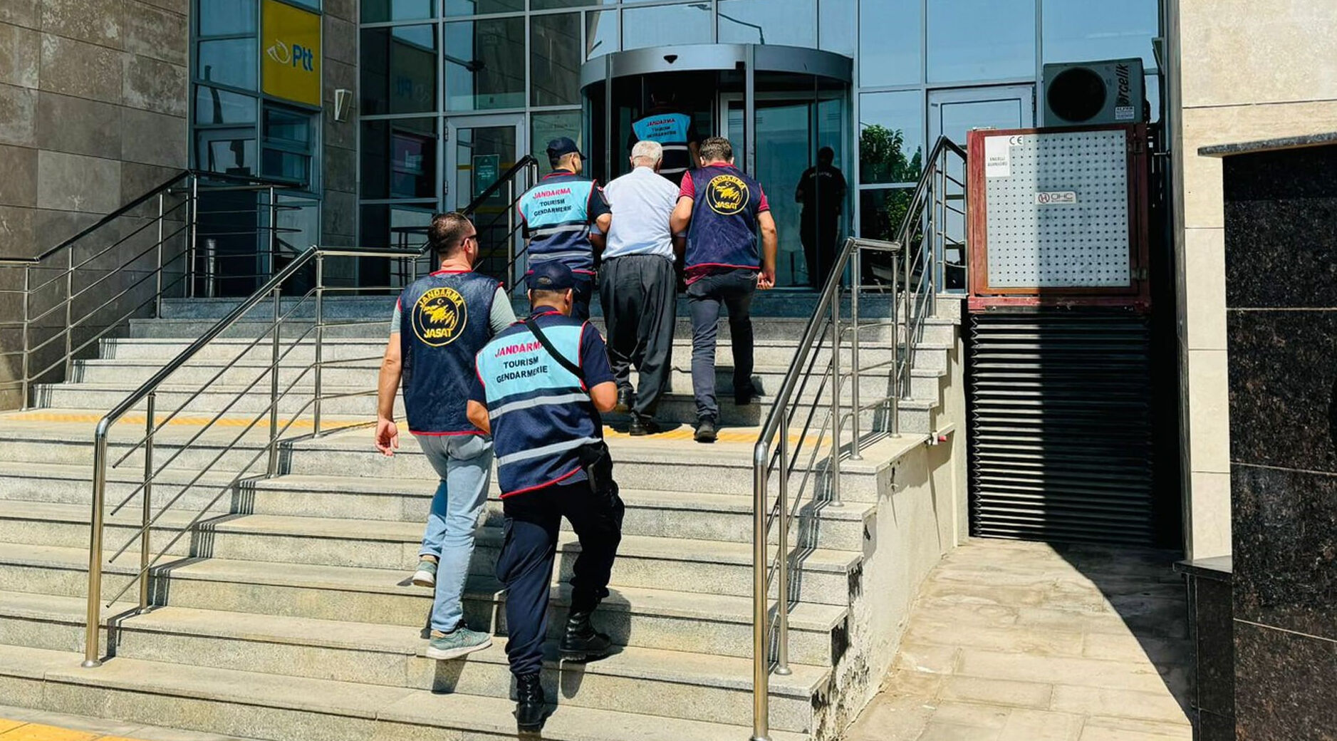 Mersin'de anız yakan 2 kişi dronla suçüstü yakalandı - 1. Resim