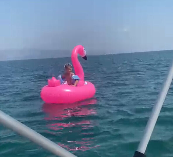 Yalova'da korku dolu anlar! Küçük çocuk denizin ortasında böyle bulundu - 1. Resim