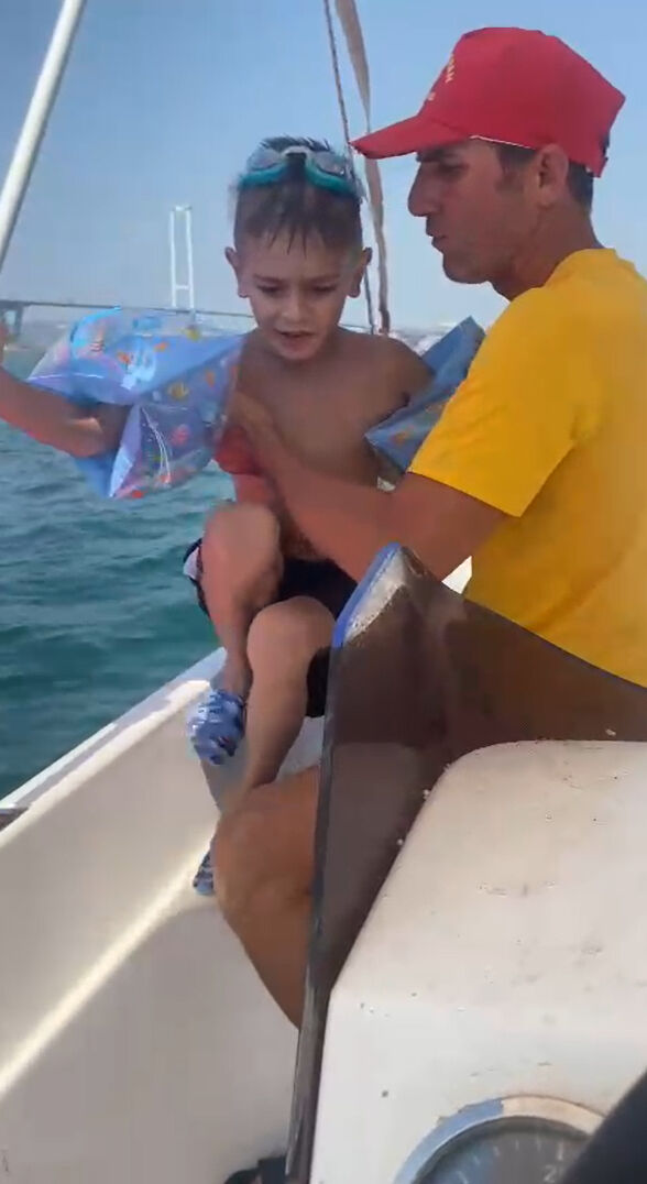 Yalova'da korku dolu anlar! Küçük çocuk denizin ortasında böyle bulundu - 3. Resim