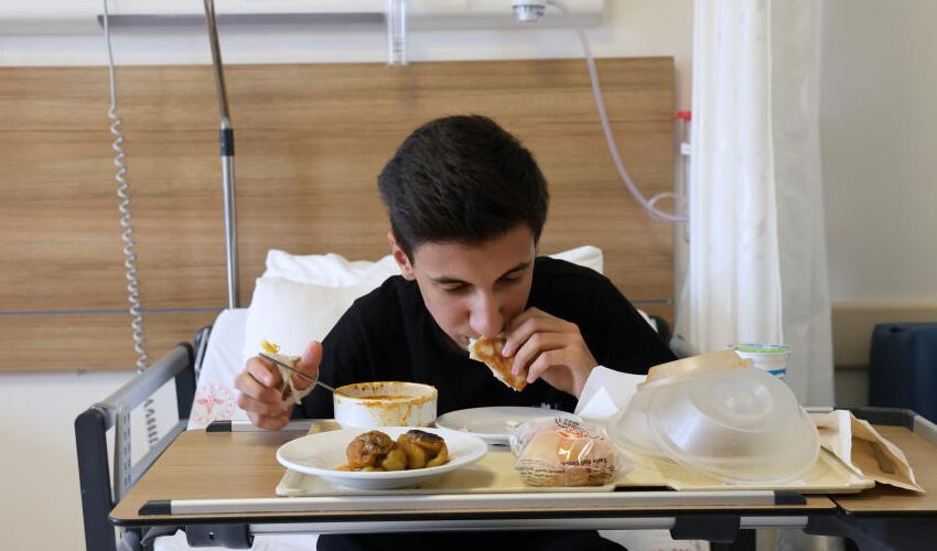 Yediklerini yutabilmek için zıplıyordu! Milyonda bir görülen hastalıktan kurtuldu Yediklerini yutabilmek için zıplıyordu! Milyonda bir görülen hastalıktan kurtuldu - 2. Resim