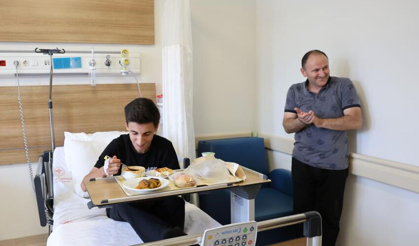 Yediklerini yutabilmek için zıplıyordu! Milyonda bir görülen hastalıktan kurtuldu Yediklerini yutabilmek için zıplıyordu! Milyonda bir görülen hastalıktan kurtuldu - 4. Resim