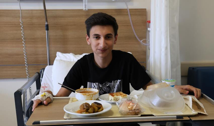 Yediklerini yutabilmek için zıplıyordu! Milyonda bir görülen hastalıktan kurtuldu Yediklerini yutabilmek için zıplıyordu! Milyonda bir görülen hastalıktan kurtuldu - 1. Resim