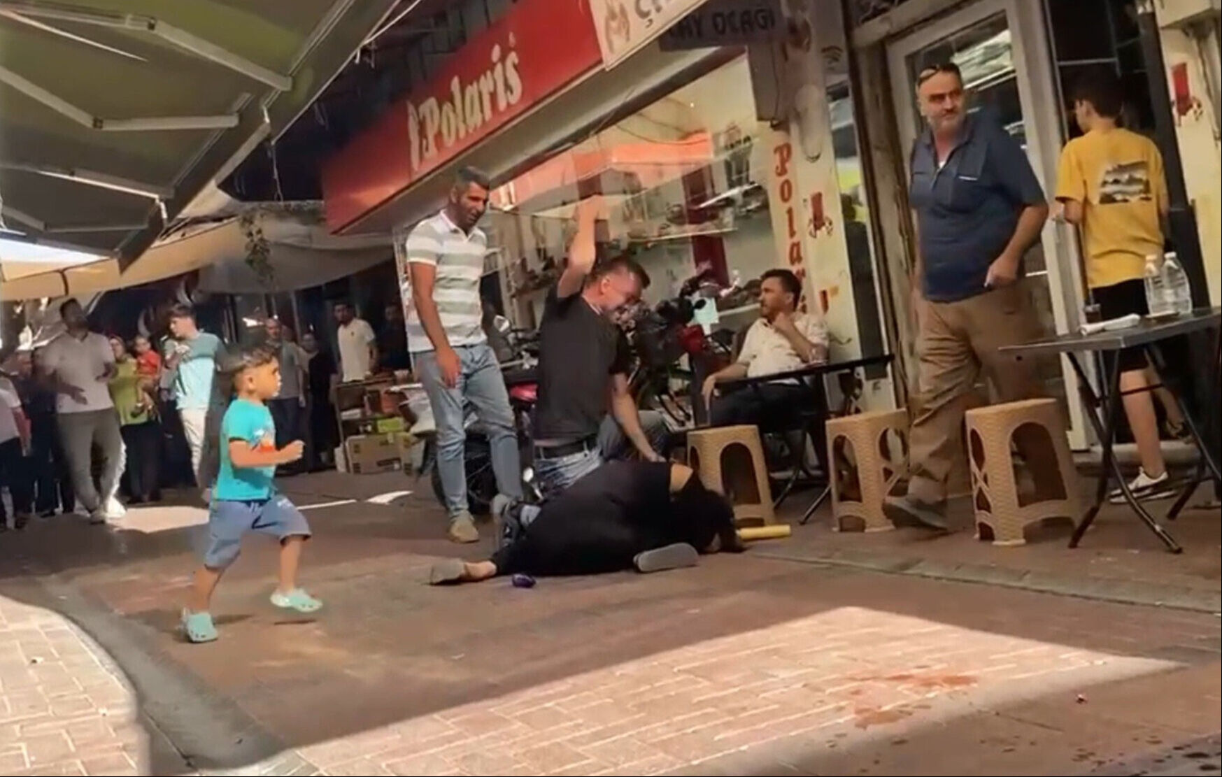 Aile ve Sosyal Hizmetler Bakanlığı, Manisa'da sokak ortasında eşini döven kişinin yargılandığı davaya müdahil oldu - 1. Resim