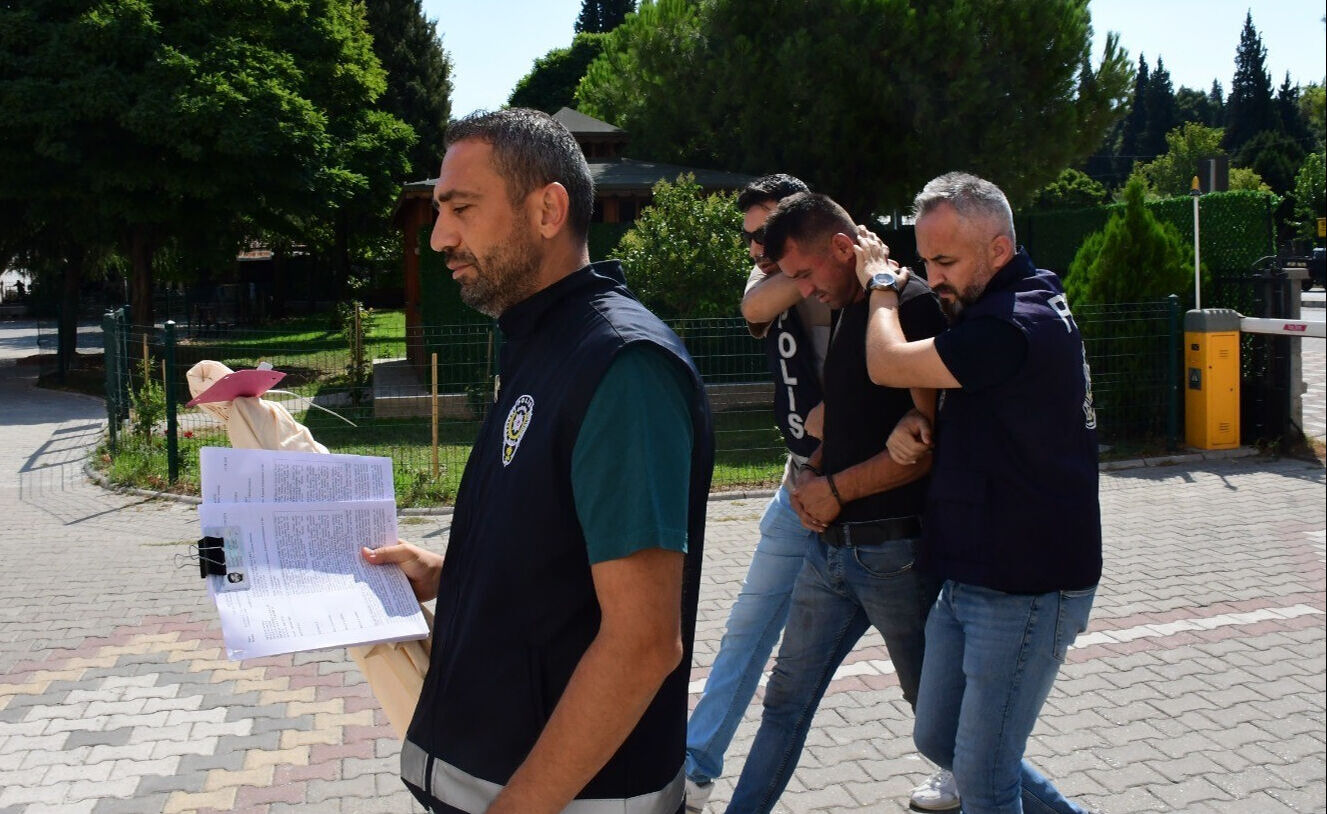 Aile ve Sosyal Hizmetler Bakanlığı, Manisa'da sokak ortasında eşini döven kişinin yargılandığı davaya müdahil oldu - 2. Resim