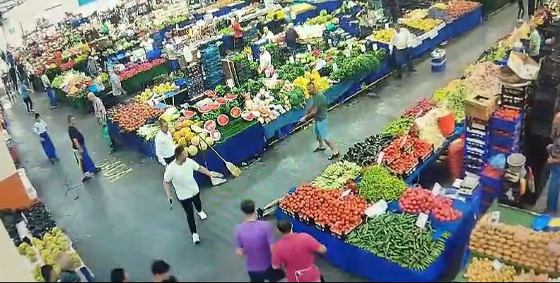 Başakşehir'deki pazarcıların kavgası savaşa döndü! 1 yaralı - 2. Resim