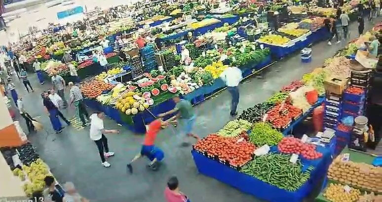 Başakşehir'deki pazarcıların kavgası savaşa döndü! 1 yaralı - 1. Resim