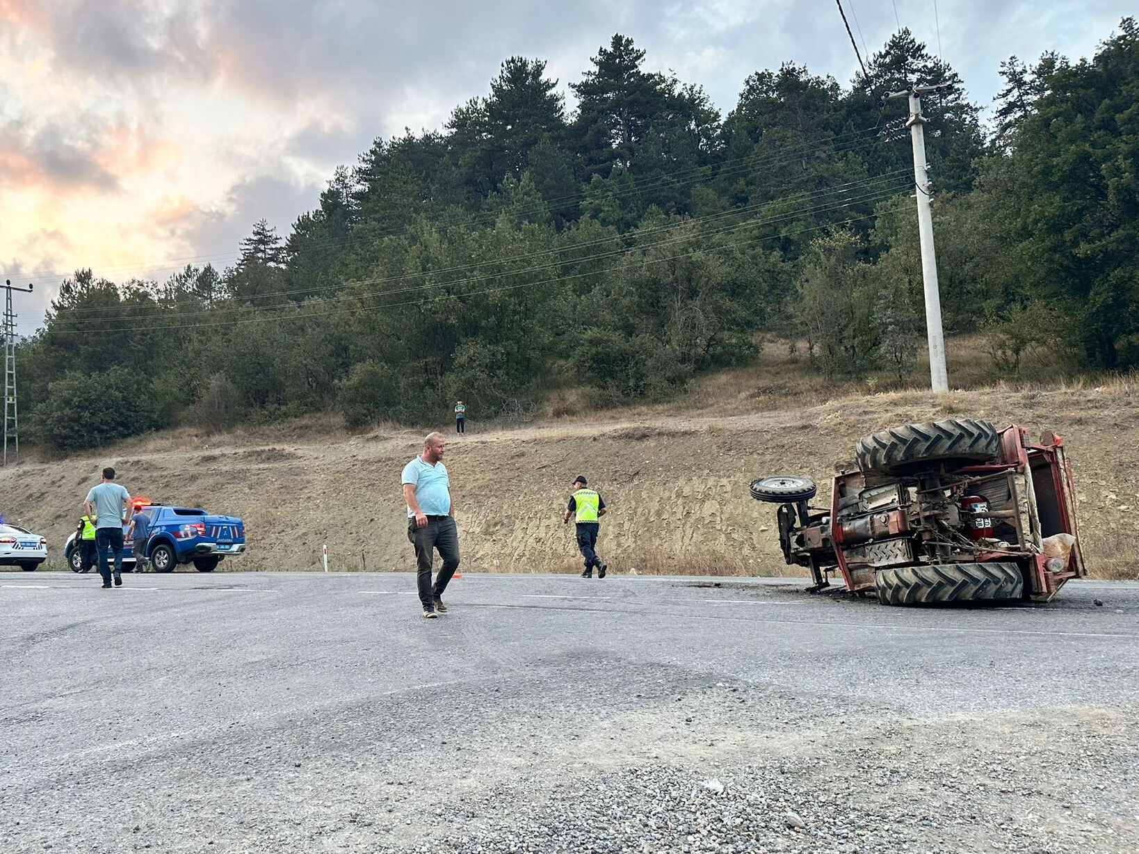 Bolu'da yolcu minibüsü traktör ile çarpıştı! 1'i ağır 15 yaralı var - 3. Resim