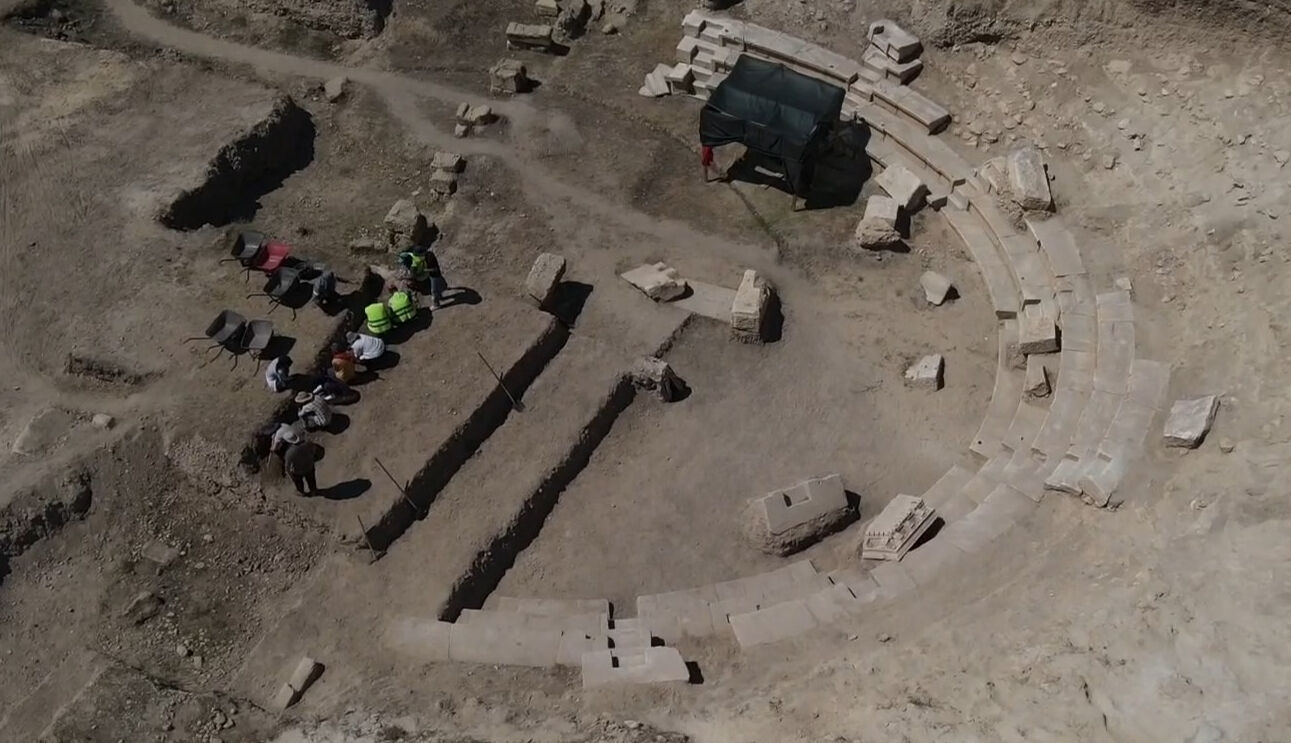 Böylesi yok! Pompeiopolis Antik Kenti'ndeki Roma tiyatrosu gün yüzüne çıkarıldı Böylesi yok! Pompeiopolis Antik Kenti'ndeki Roma tiyatrosu gün yüzüne çıkarıldı - 2. Resim
