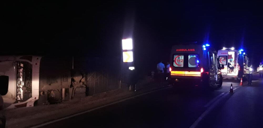 Burdur'da yolcu otobüsü devrildi, çok sayıda yaralı var Burdur'da yolcu otobüsü devrildi, çok sayıda yaralı var - 1. Resim