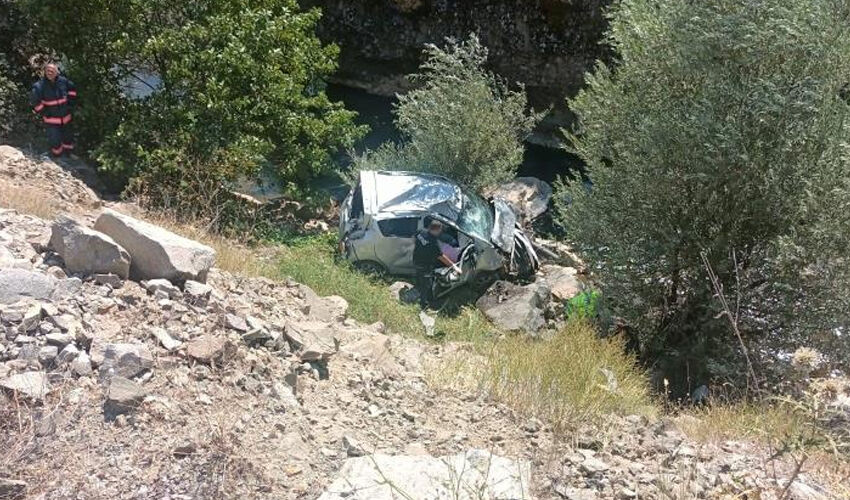 Gümüşhane’de korkunç kaza: 35 metreden dere yatağına yuvarlandı - 1. Resim