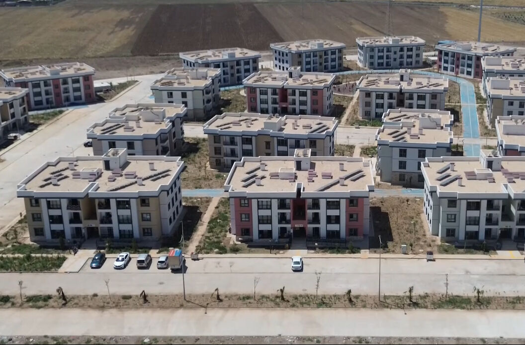 Hayvanların otladığı arazi deprem konutlarıyla hayat merkezi oldu Hayvanların otladığı arazi deprem konutlarıyla hayat merkezi oldu - 5. Resim