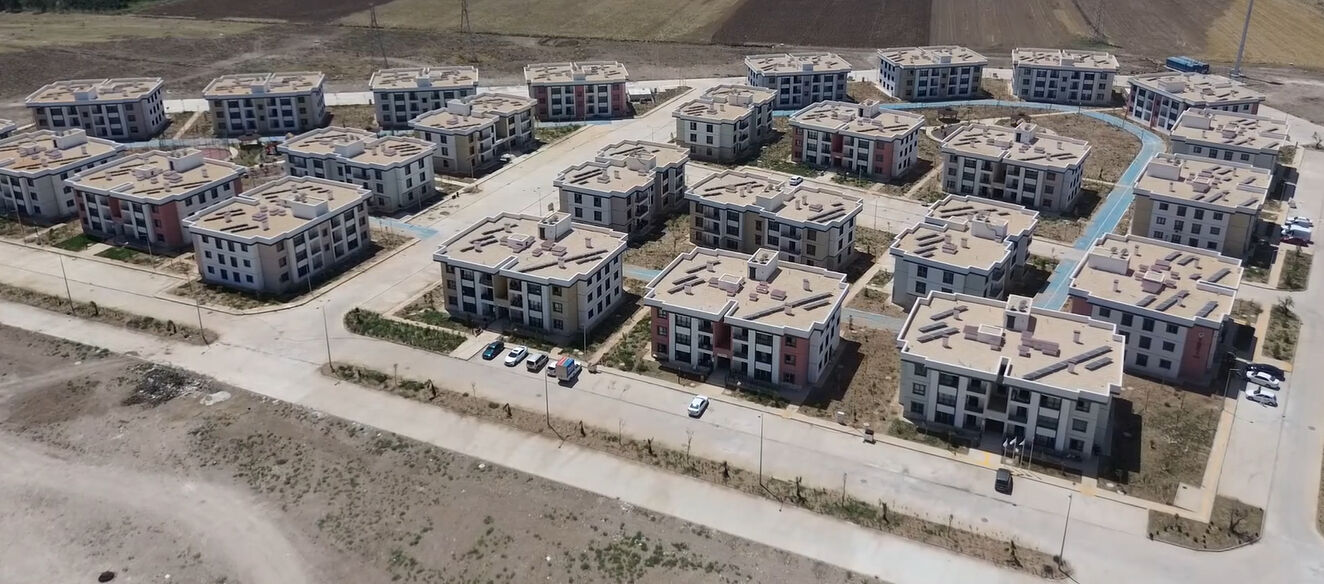 Hayvanların otladığı arazi deprem konutlarıyla hayat merkezi oldu Hayvanların otladığı arazi deprem konutlarıyla hayat merkezi oldu - 4. Resim