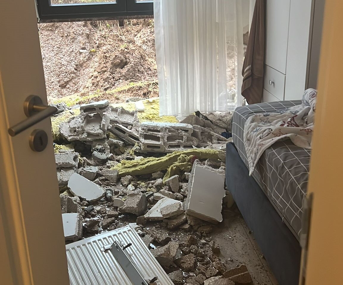 İstinat duvarı bir anda çöktü! 48 dairede tahliye başladı - 1. Resim