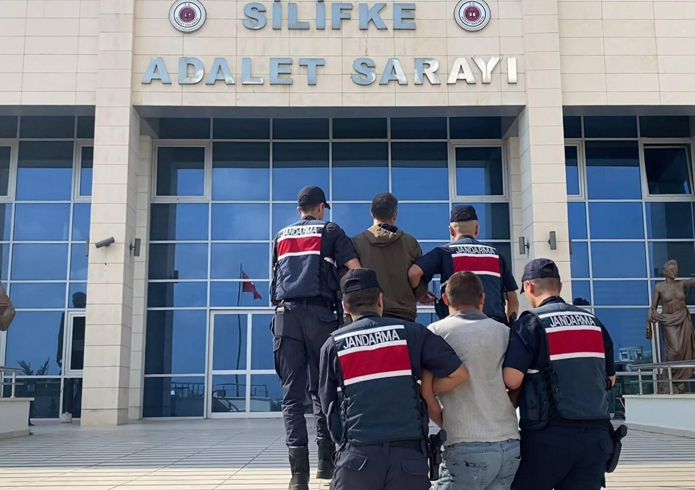Mersin'de 4 noktayı ateşe veren zanlılardan akılalmaz ifade! Birbirlerine düştüler - 1. Resim
